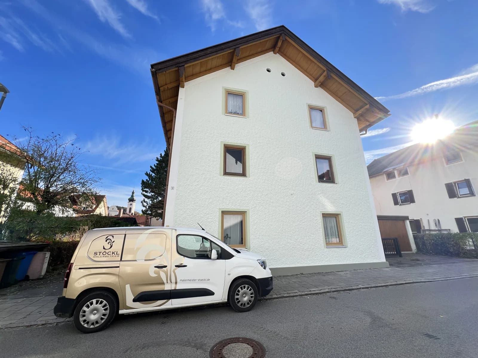 Reales Fassadenprojekt mit Fahrzeug des Malerbetriebs Stöckl