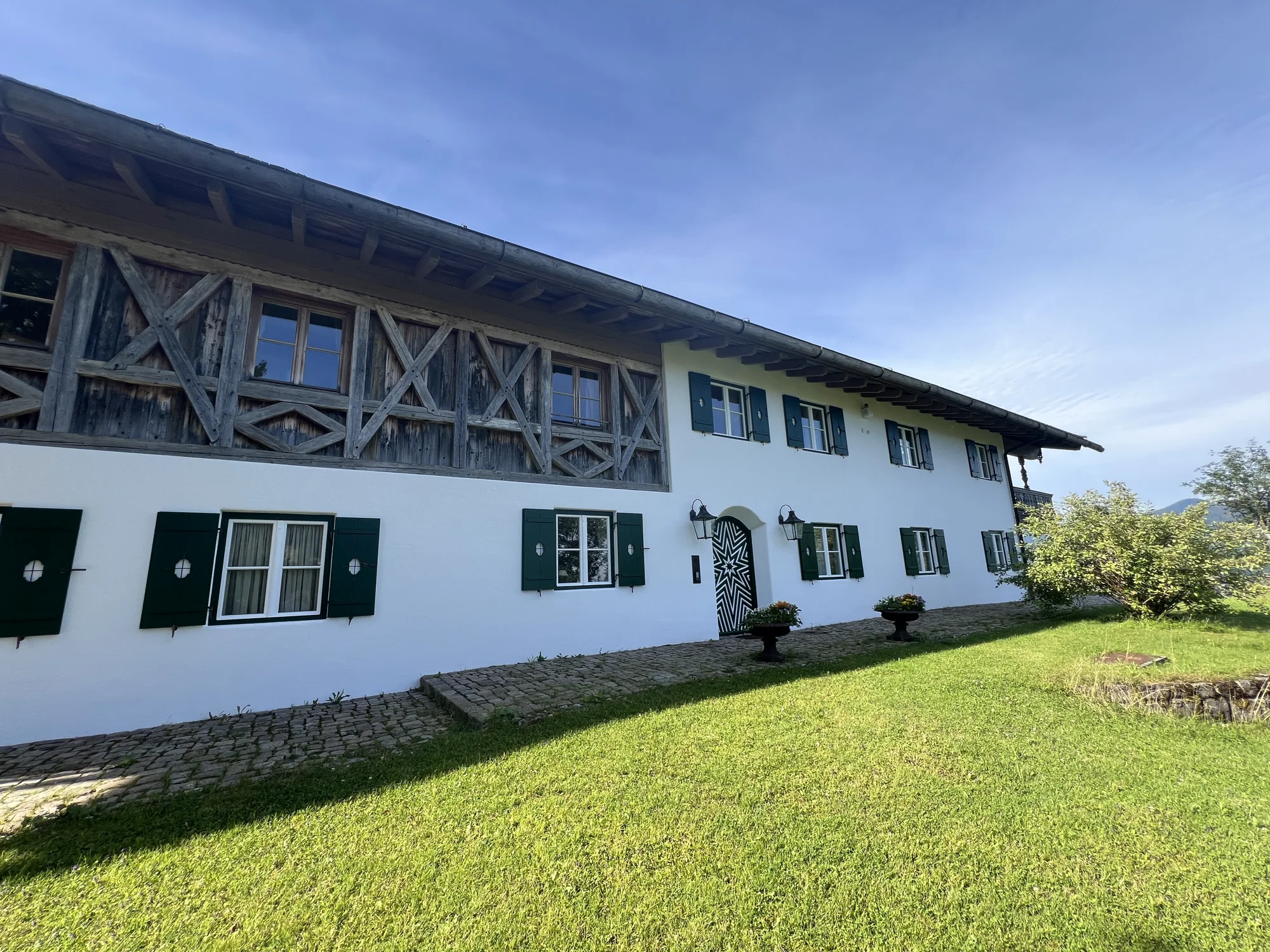 Die erneuerte Landhausfassade nach dem Anstrich.