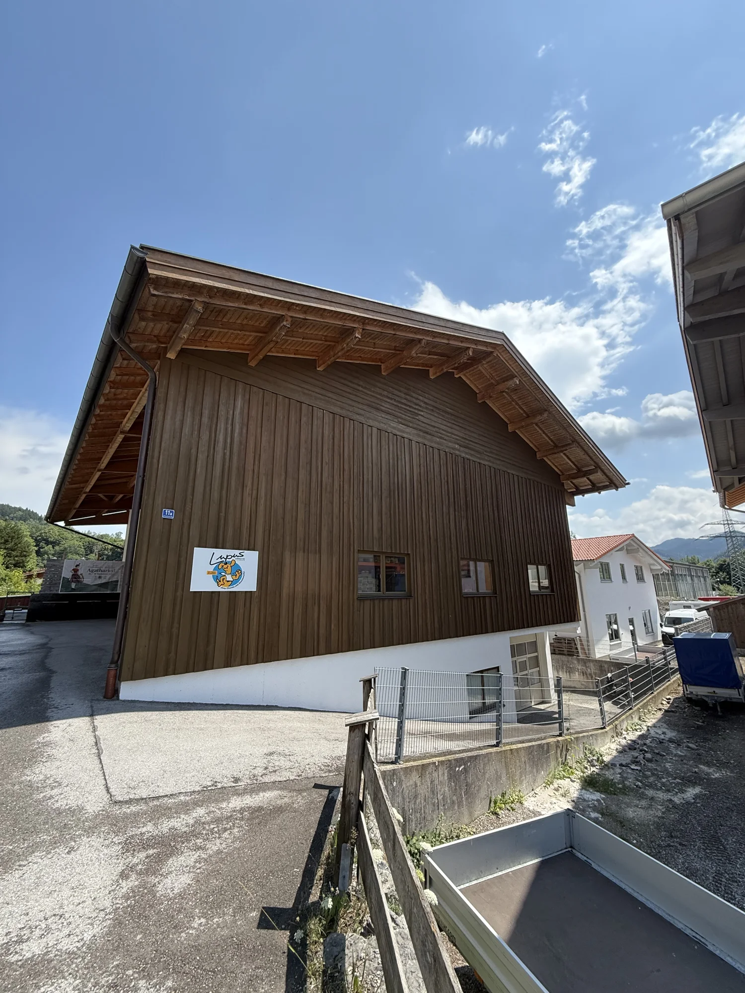 Behandelte Holzfassade in der Gebäudeansicht.