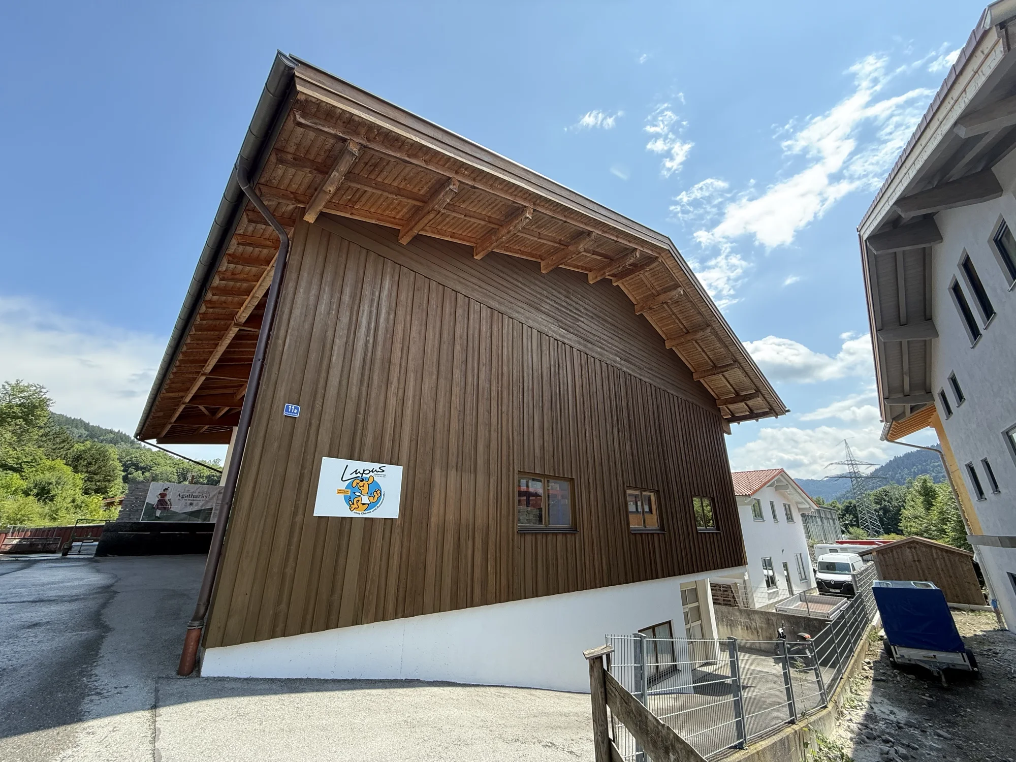 Behandelte Holzfassade nach der Bearbeitung.