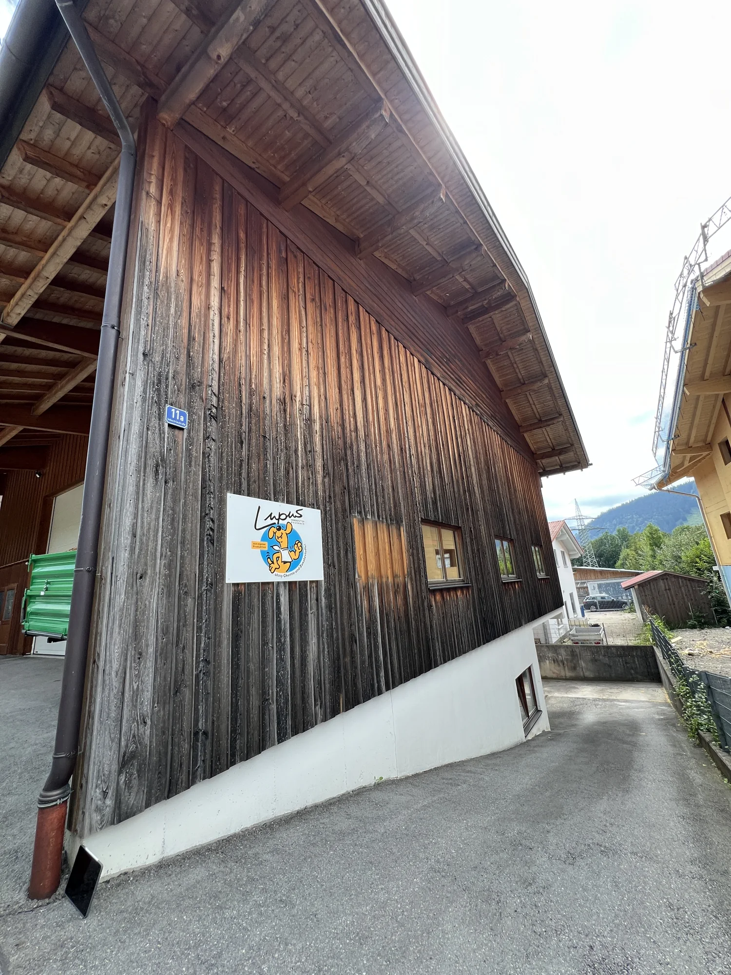 Dieselbe Holzfassade vor der Bearbeitung aus einem anderen Blickwinkel.